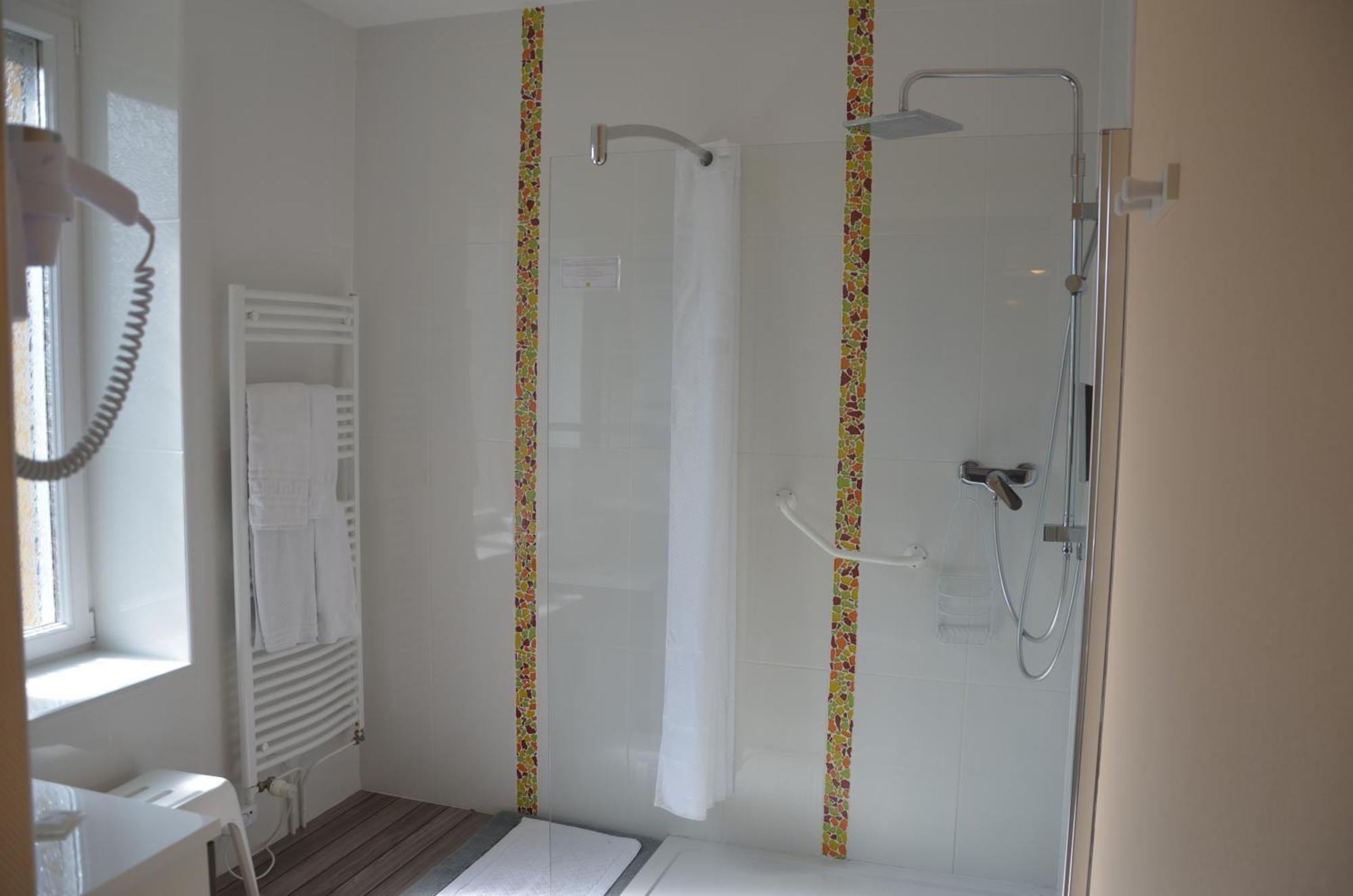 Logis La Sapiniere Hotell Remilly-Aillicourt Rum bild